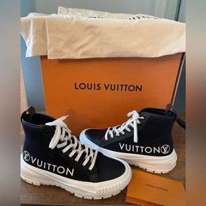 ✨AUTHENTIC✨ Louis Vuitton SQUAD SNEAKER BOOT